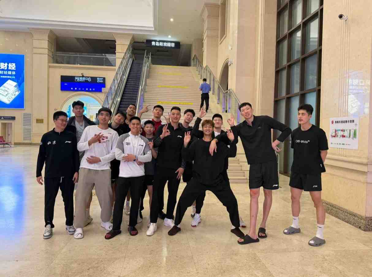 通过体测！范子铭晒北京男篮大合照：圆满完成✅
